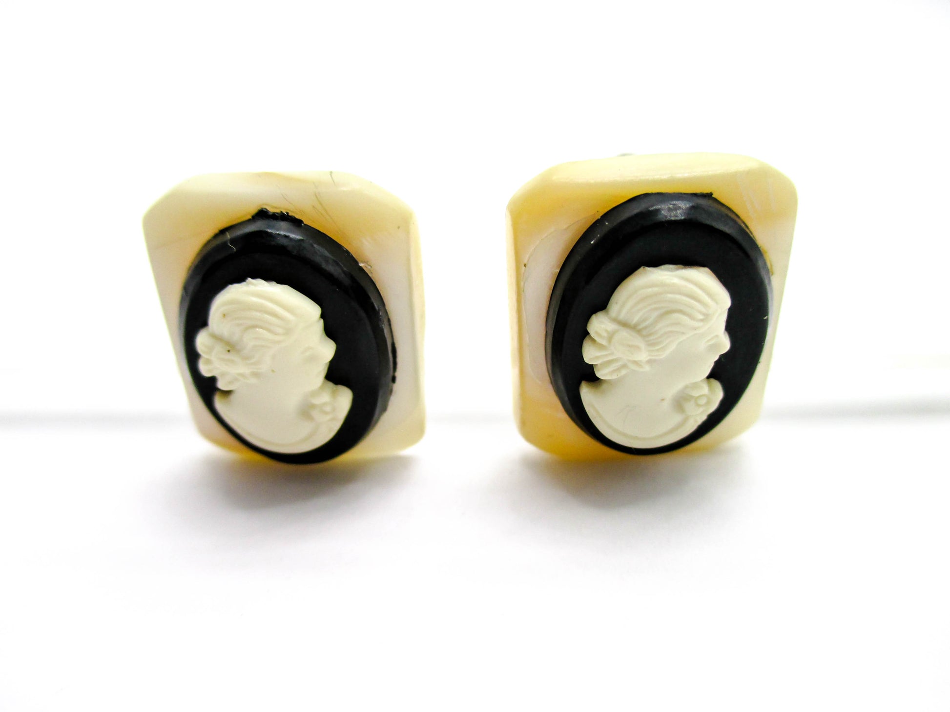 Vintage Cameo Screw-back Earrings - Mother of Pearl Costume Jewelry