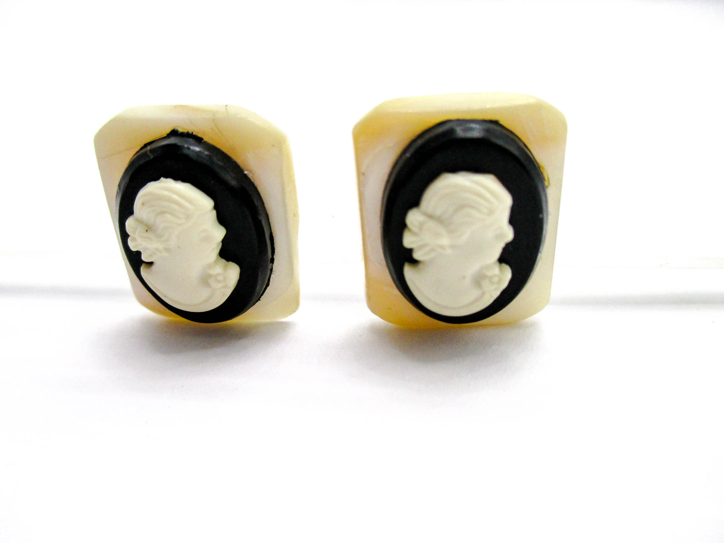 Vintage Cameo Screw-back Earrings - Mother of Pearl Costume Jewelry